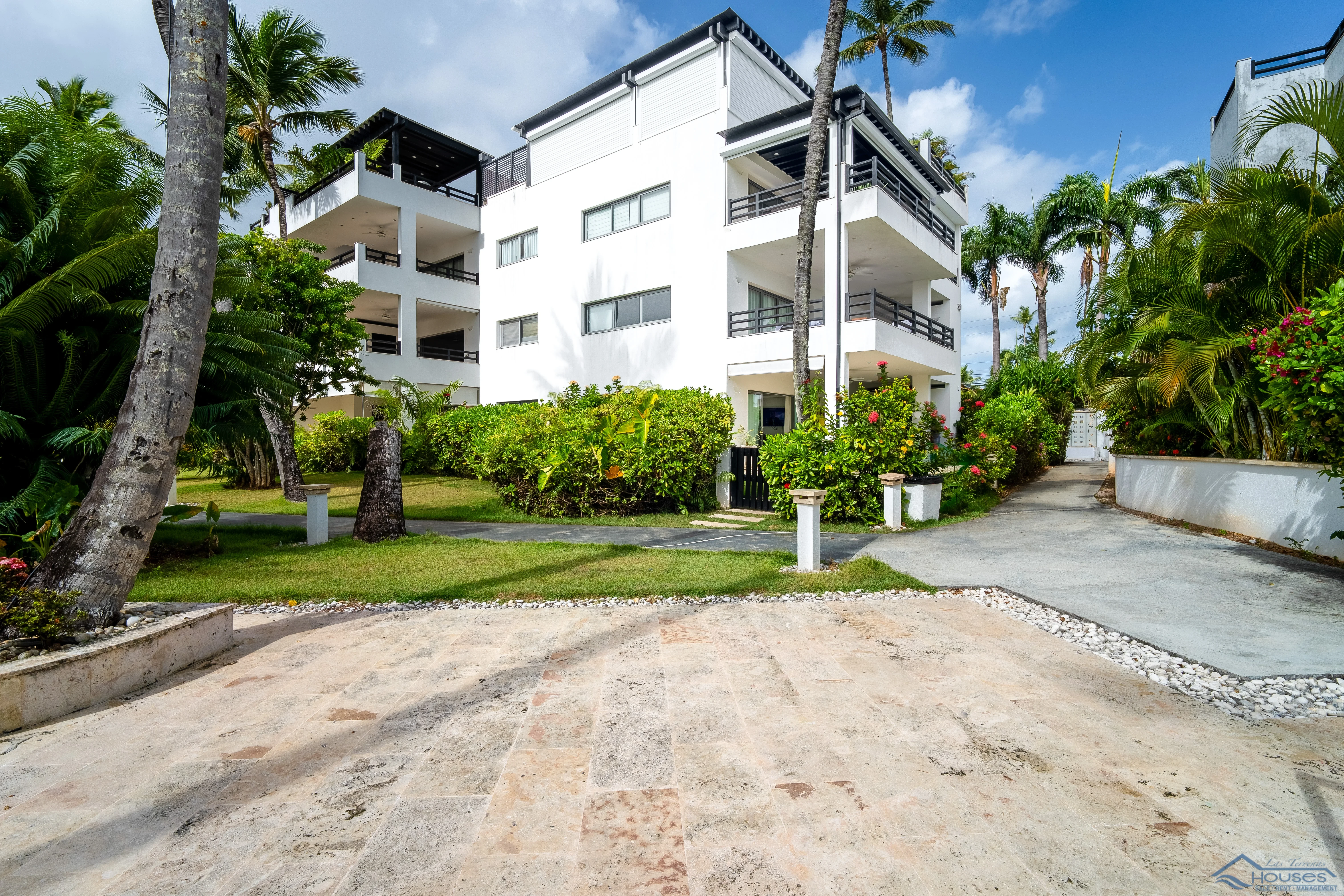 Beachfront Condo Rental”, “3 Bedroom Vacation Rental” o “Playa Punta Popy