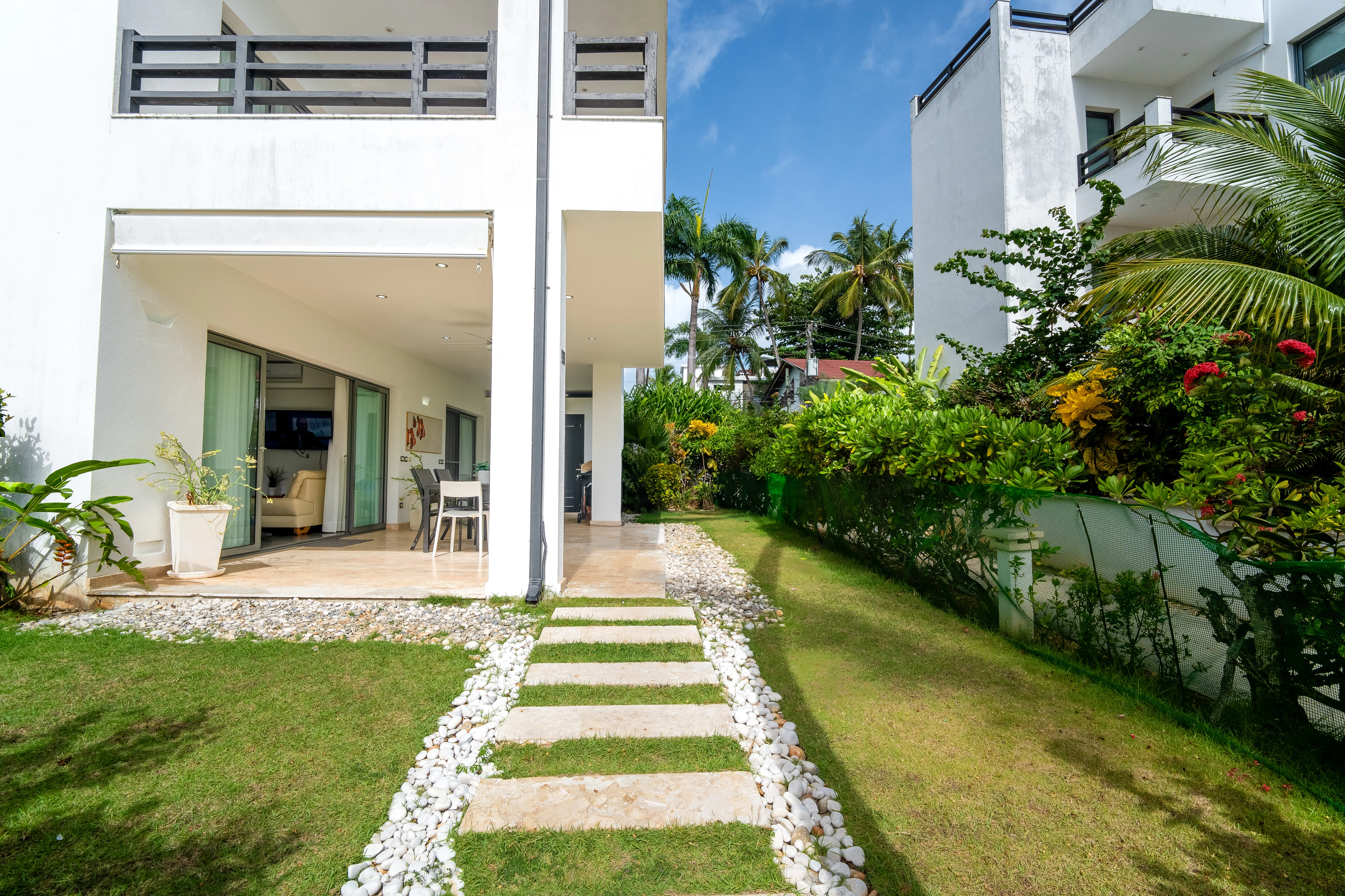Beachfront Condo Rental”, “3 Bedroom Vacation Rental” o “Playa Punta Popy