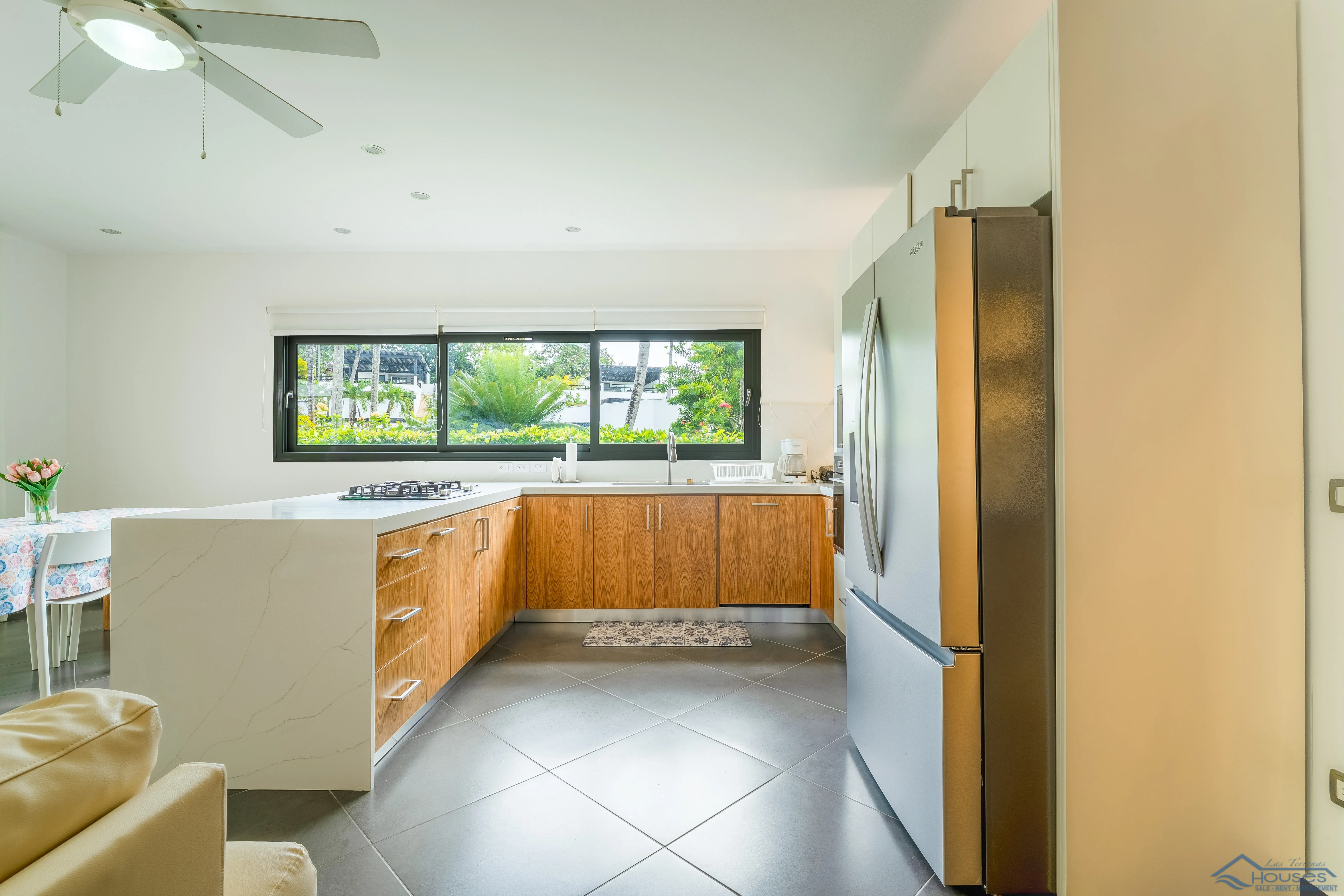 Beachfront Condo Rental”, “3 Bedroom Vacation Rental” o “Playa Punta Popy