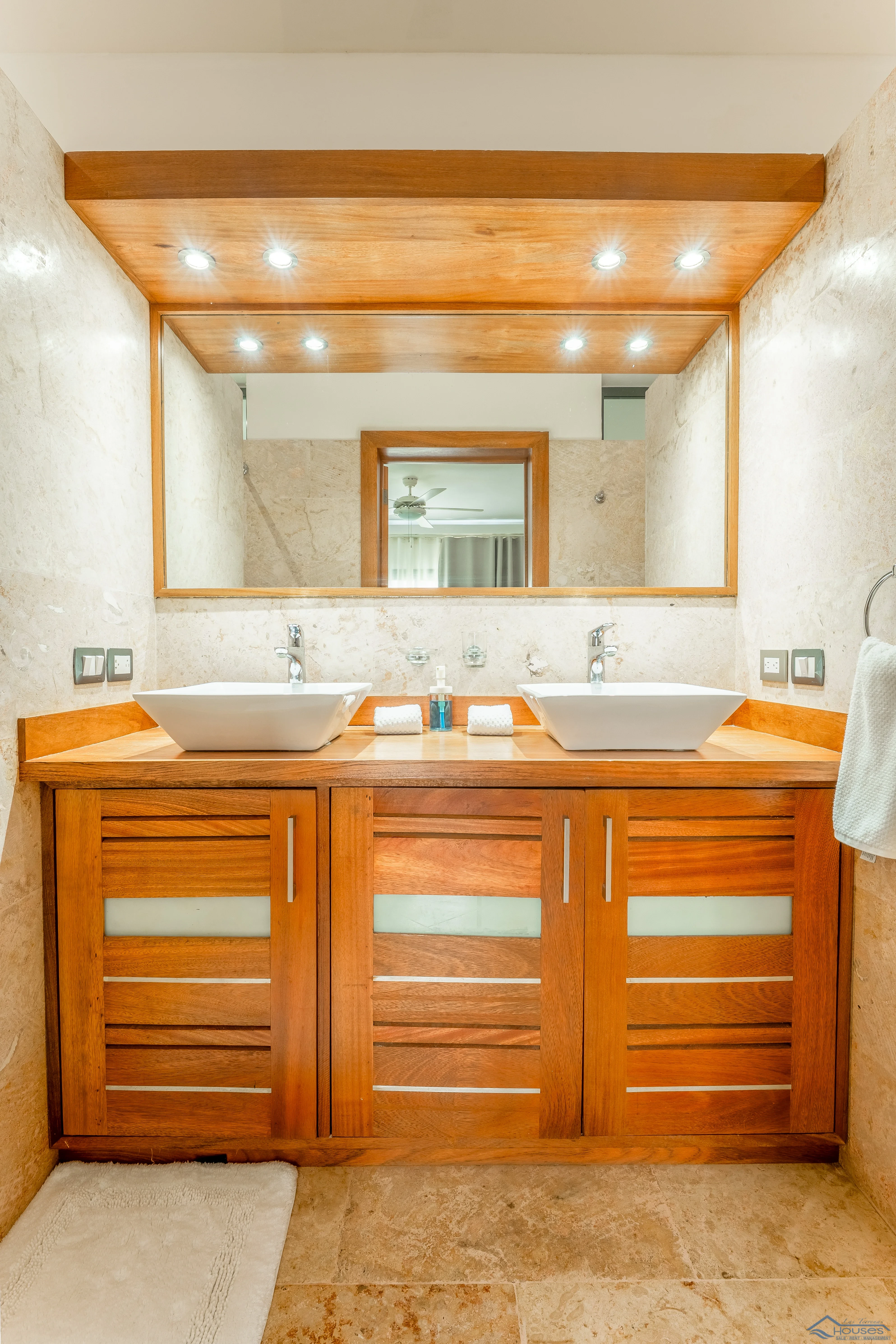 Beachfront Condo Rental”, “3 Bedroom Vacation Rental” o “Playa Punta Popy