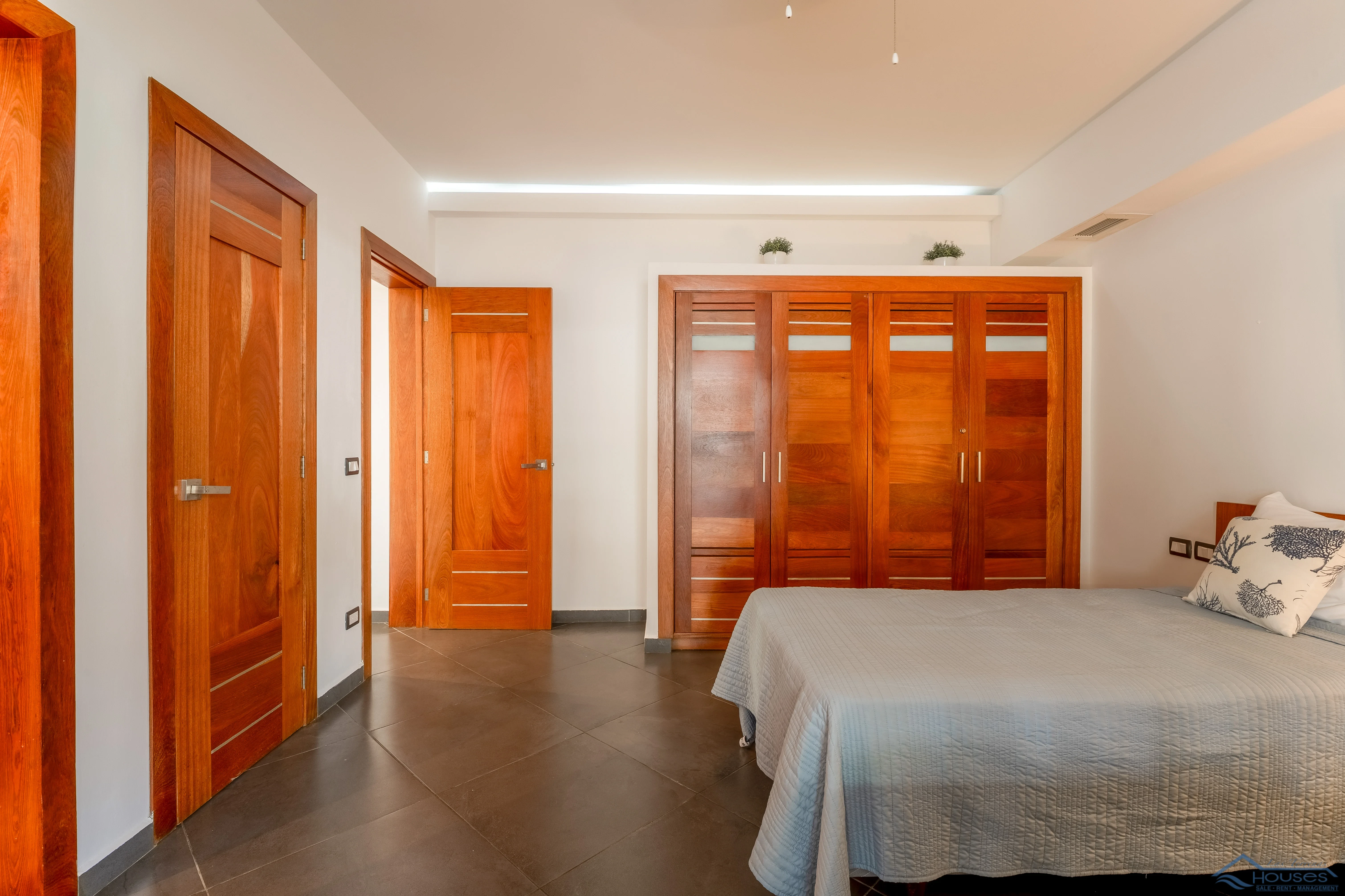 Beachfront Condo Rental”, “3 Bedroom Vacation Rental” o “Playa Punta Popy
