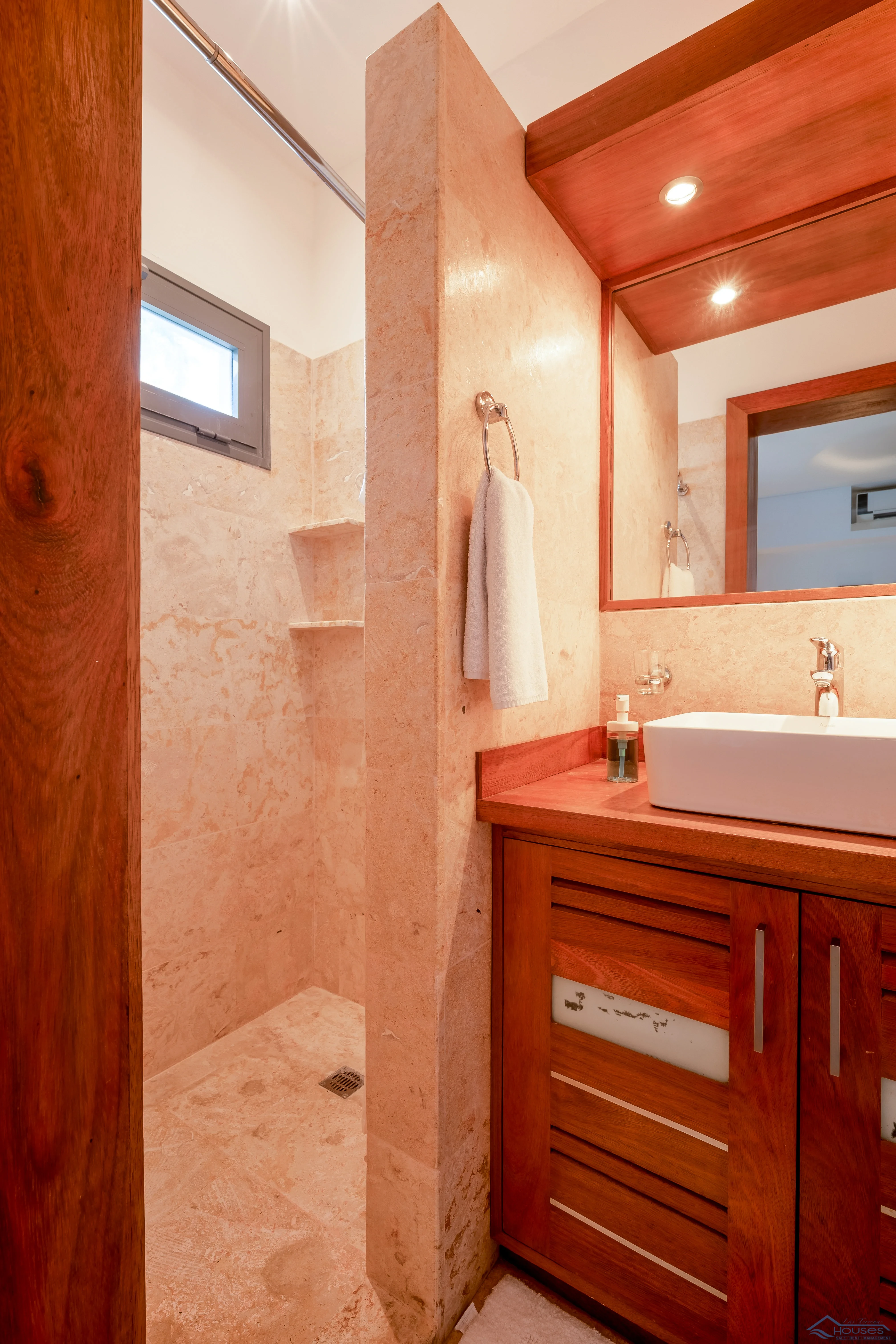 Beachfront Condo Rental”, “3 Bedroom Vacation Rental” o “Playa Punta Popy