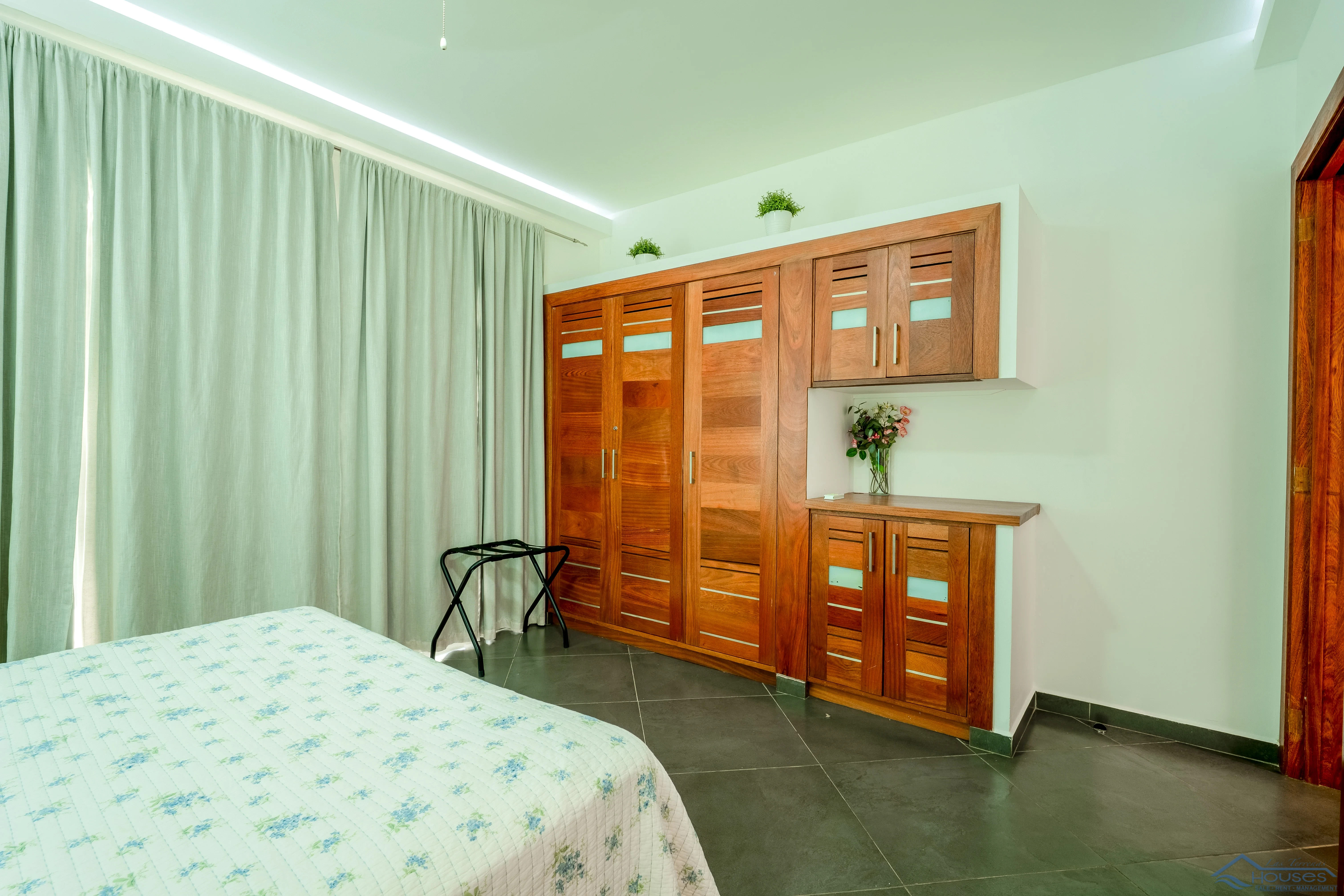 Beachfront Condo Rental”, “3 Bedroom Vacation Rental” o “Playa Punta Popy