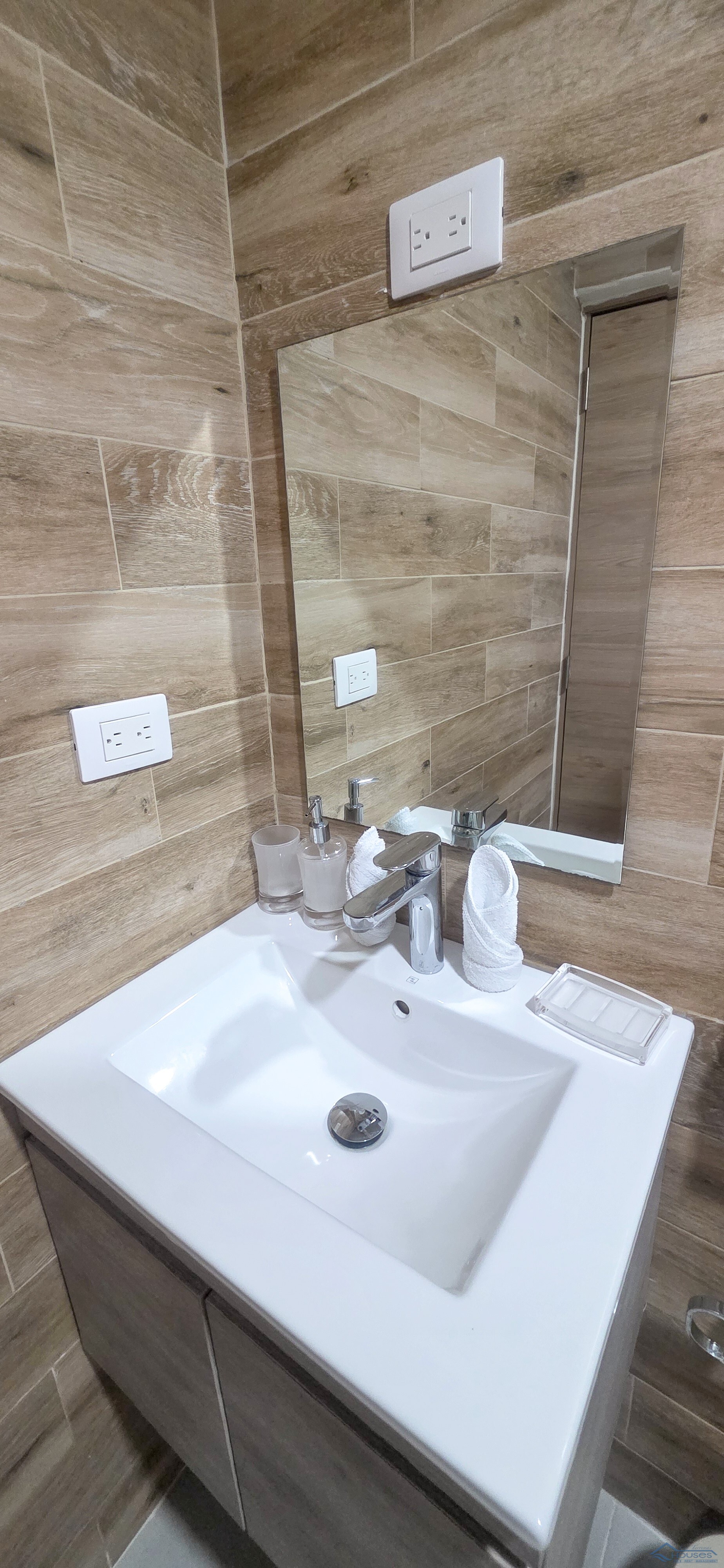 MODERN 2BR APT WITH PRIVATE JACUZZI NEAR PUNTA POPY